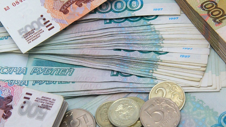 Рубль в апреле стал самой подорожавшей к доллару валютой