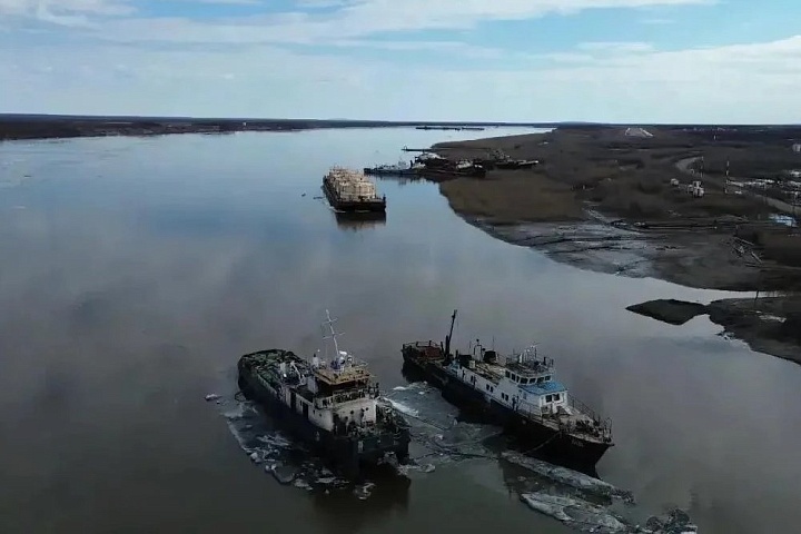 Десять судов в Якутии унесло течением после обрыва тросов во время ледохода